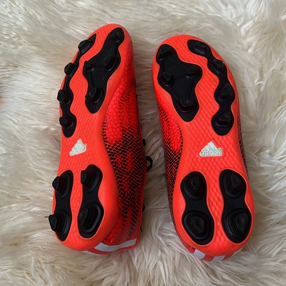 youth soccer shoes in size 5.5 (shin guard incl.) in excellent condition - Picture 2 of 8